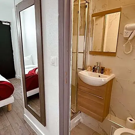 Louvain Hotel *