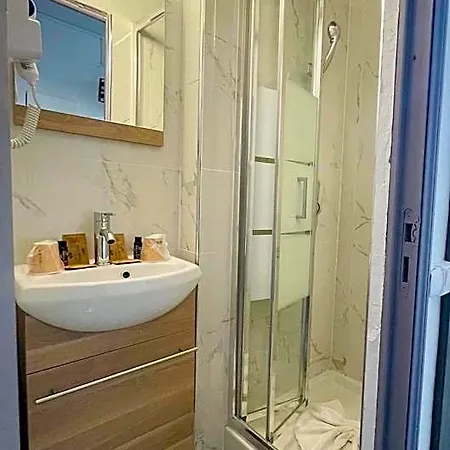 Louvain Hotel *